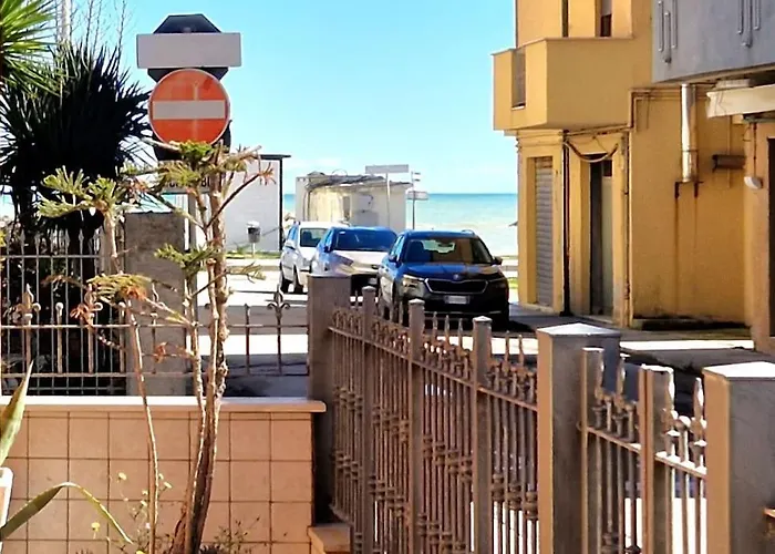 50 Mt Dal Mare Corte Wi-fi E Condizionatore * Porto SantʼElpidio